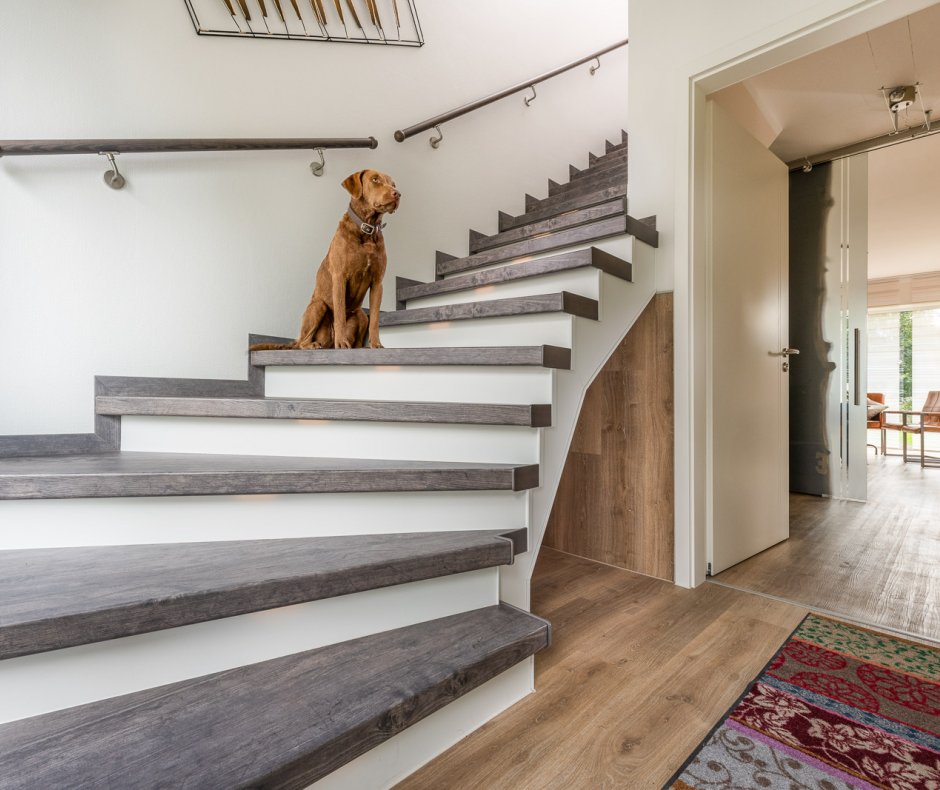 Treppe mit Holzdekor