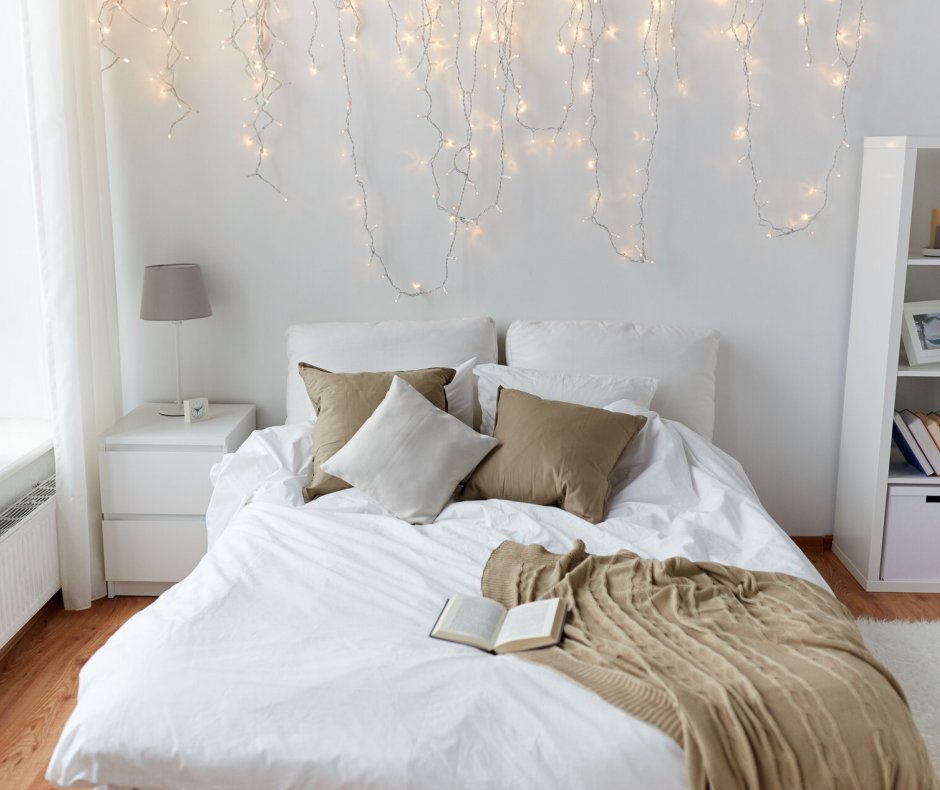 Gemütliches Bett im Schlafzimmer