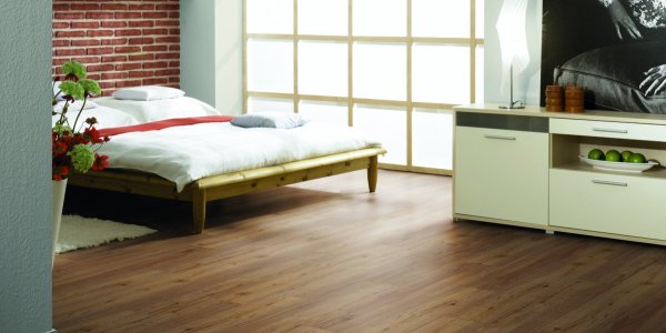 Gästezimmer mit Holzfußboden