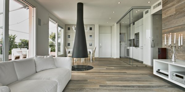 Dunkles Laminat im Wohnzimmer