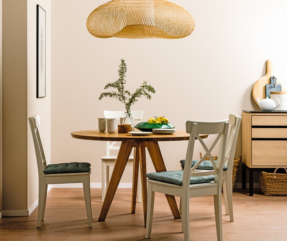 Sandbeige Wandfarbe im Esszimmer