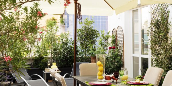 Balkon mit Balkonmöbeln