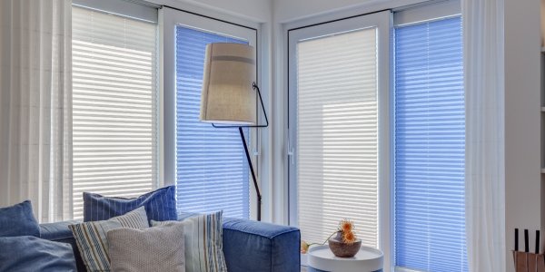 Plissees im Wohnzimmer