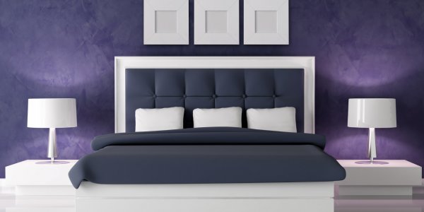 Violette Wandfarbe im Schlafzimmer