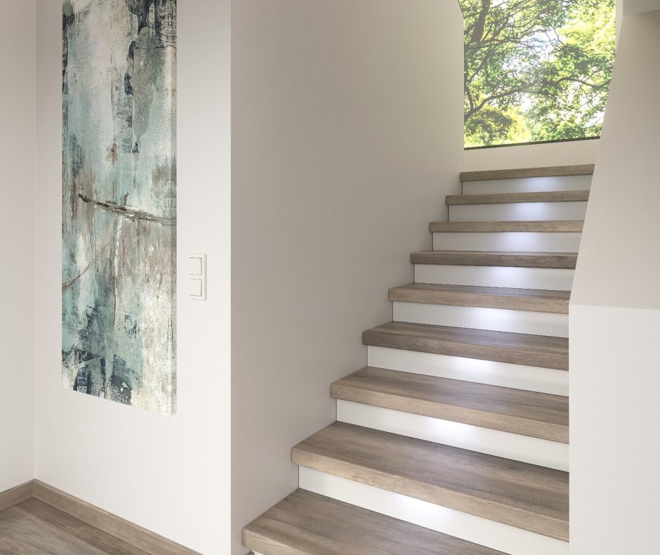 Neu eingebaute Treppe mit Stufenbeleuchtung