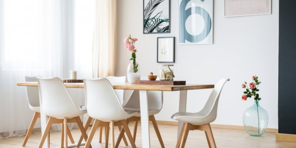 Esstisch aus Holz mit passenden Stühlen