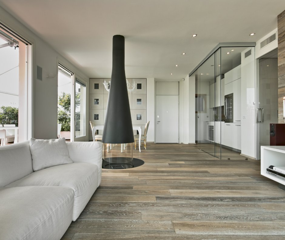 Dunkles Laminat im Wohnzimmer