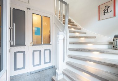 Treppe mit Stufenbeleuchtung