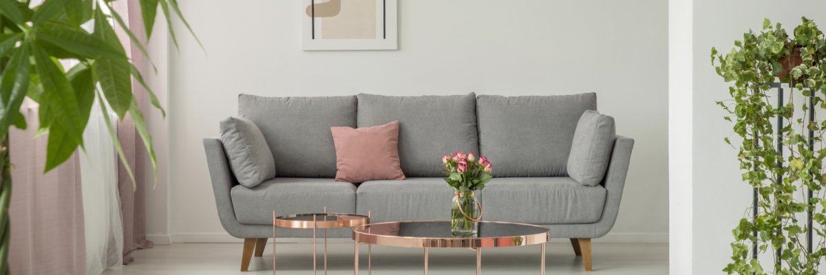 Graues Sofa im Wohnzimmer
