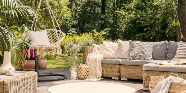 Terrasse mit Gartenmöbeln