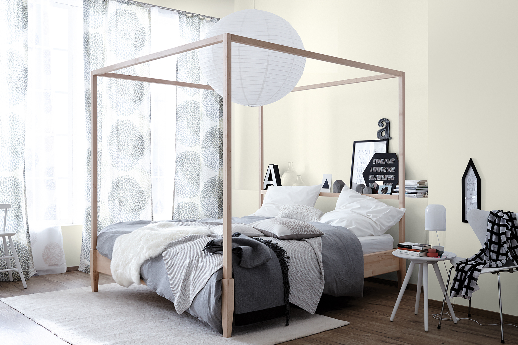 Weiße Wände im Schlafzimmer